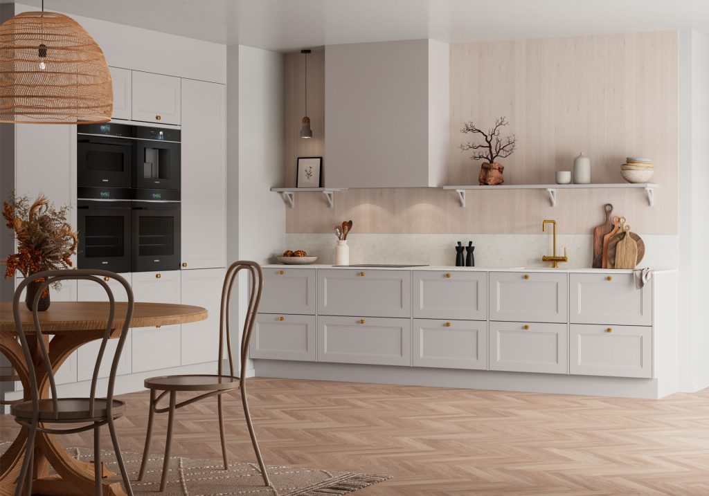 Modernt kök i lite lantlig stil. Vita köksluckor