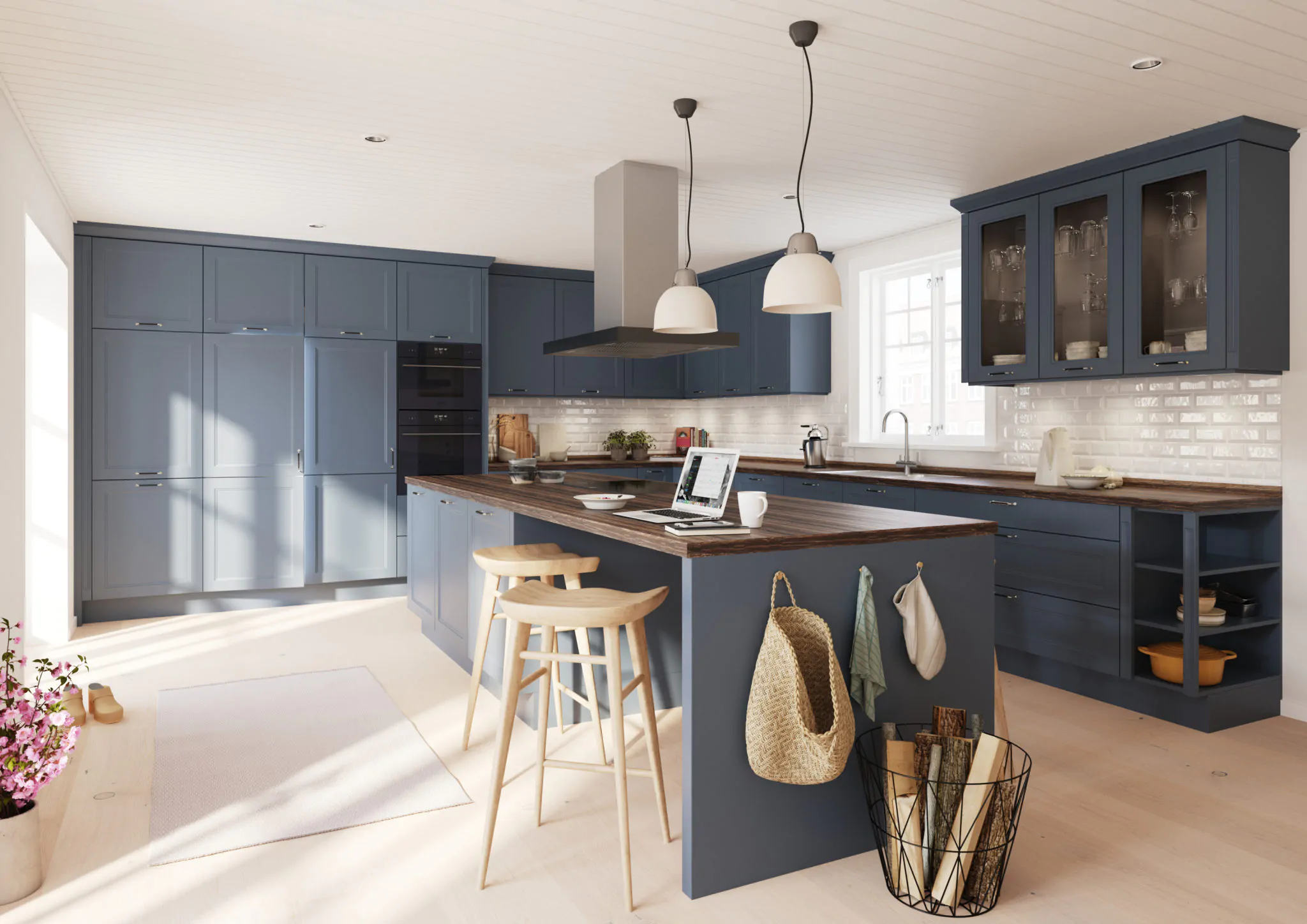 Lantligt kök med blåa köksluckor.