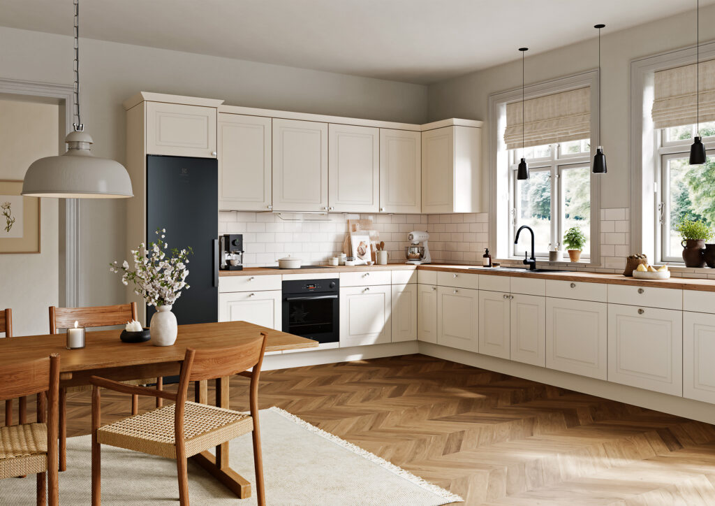 Ett funktionellt klassiskt lantkök med sandfärgade luckor