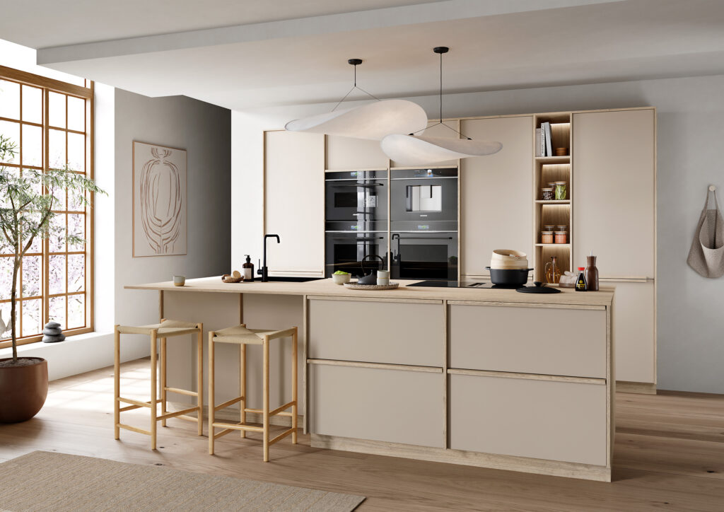 Ett sandfärgat, avskalat och rofyllt kök