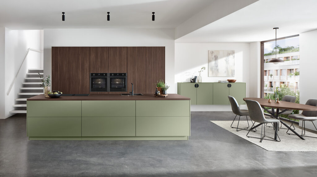 Modernt olivfärgat kök med inslag av valnöt