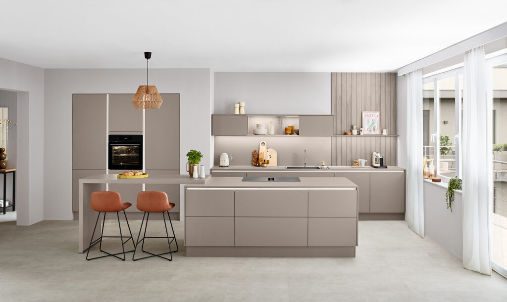 Modernt kök i dämpade brunbeige macchiato nyanser