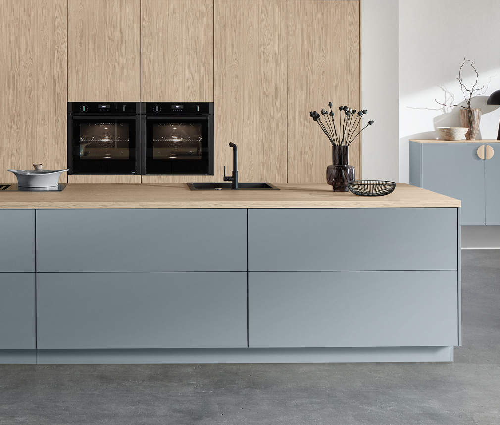 Modernt kök i ek och blå färg