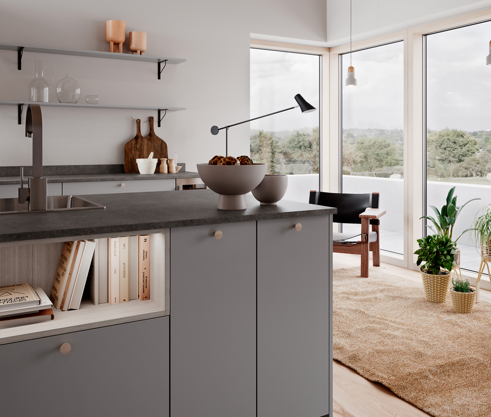 Modernt och ljust kök i grått med stora fönster