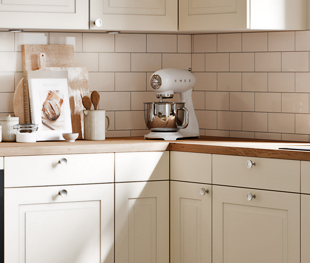 Matberedare och kokböcker på en köksbänkskiva i ek