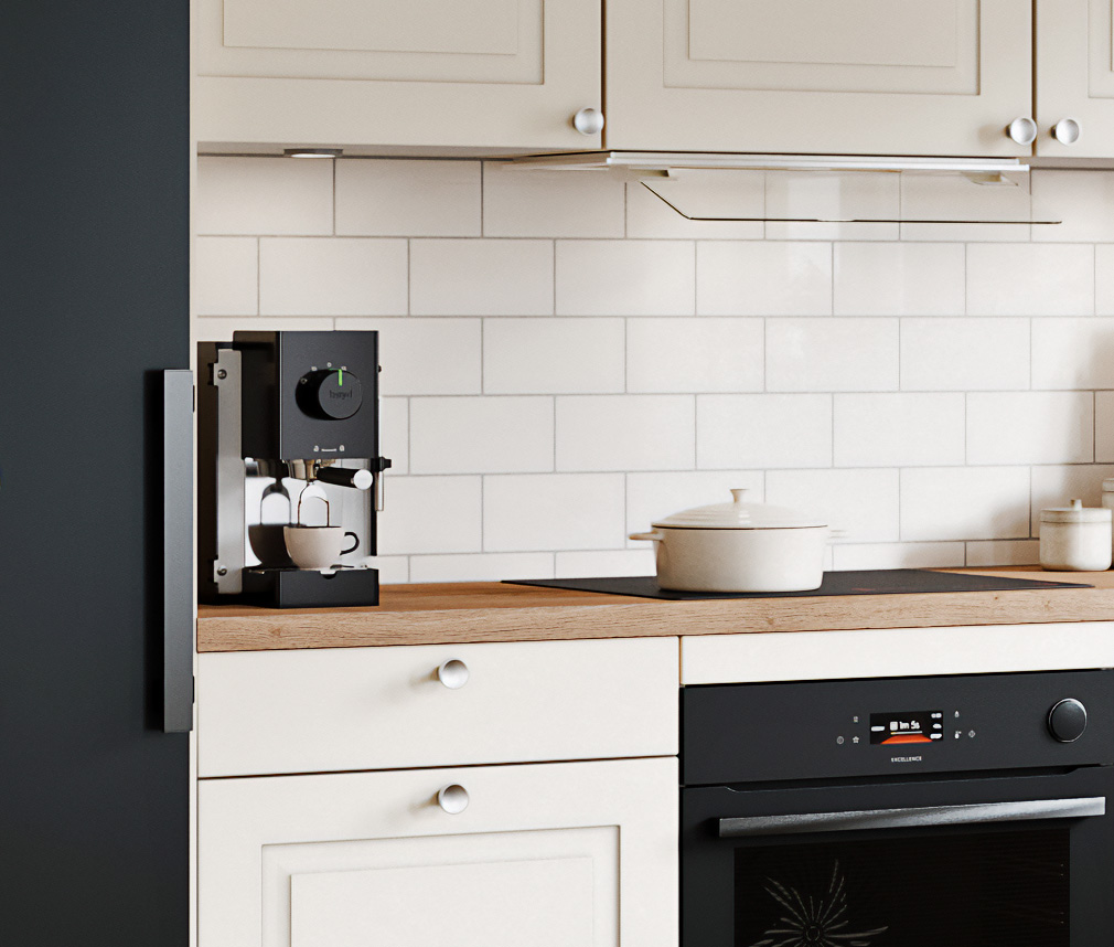 Kaffemaskin, spis och kylskåp i svart i ett sandfärgat klassiskt kök med ekbänkskiva