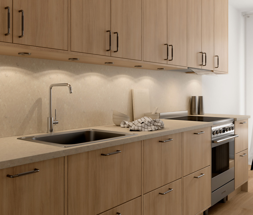 Ett modernt och stilrent kök i ek