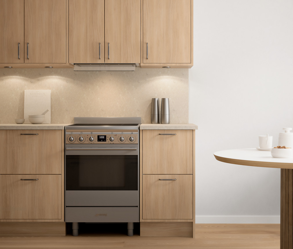 Detaljer från ett stilrent kök i ek med rostfri spis