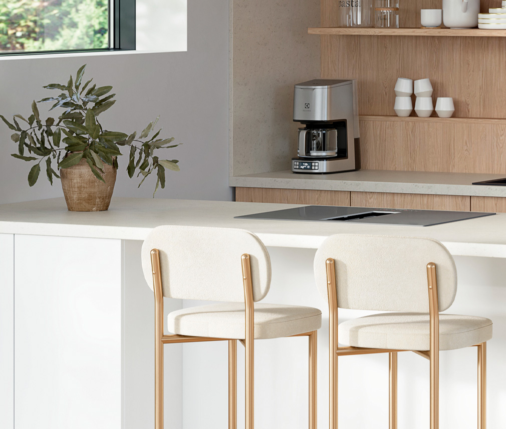 Stilrent kök i vitt och ek