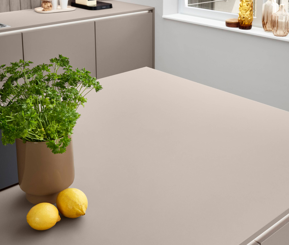 Bänkskiva som går ton i ton med resten av köket