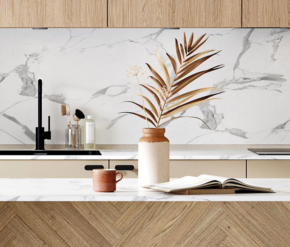 Detalj från ett sandfärgat kök kombinerat med ek