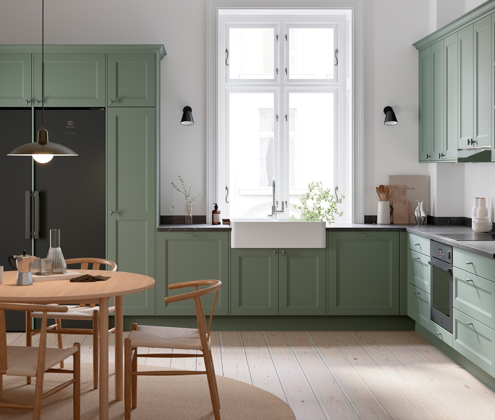 Grönt lantligt kök i lägenhet