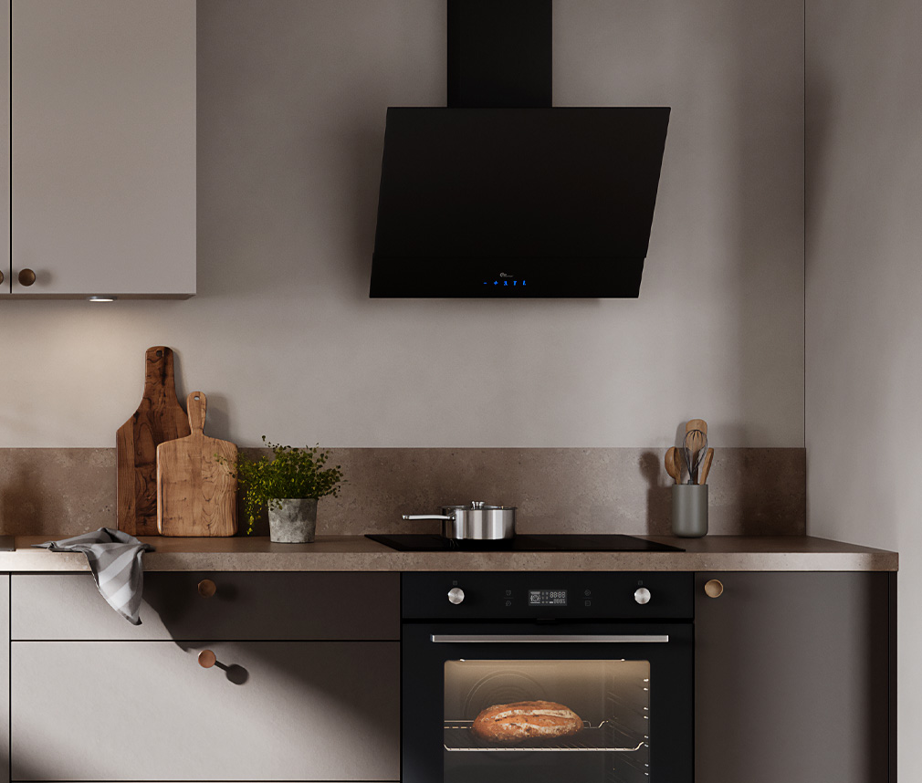 Modernt kök i sandfärgade nyanser och svarta vitvaror